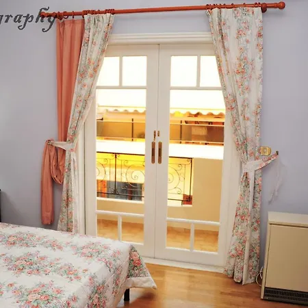 Alexandra's Art Apartment *