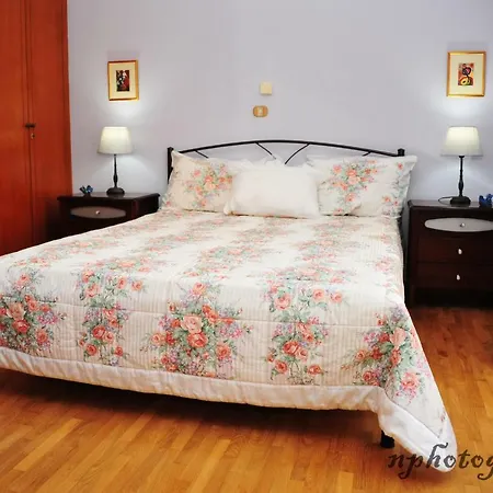 Alexandra's Art Apartment *
